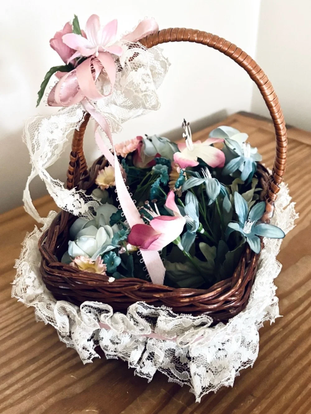 💥 Wicker Basket with Pink Ribbon & Lace